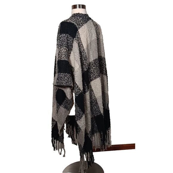 Woolrich Fringed Cape Shawl Wrap Fleece Polyester Black Gray Plaid Poncho One Sz - Picture 12 of 12
